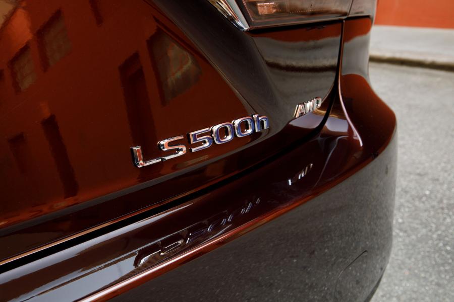Логотип Lexus LS500h AWD 2017 года  (NA) (фото 21 из 96)
